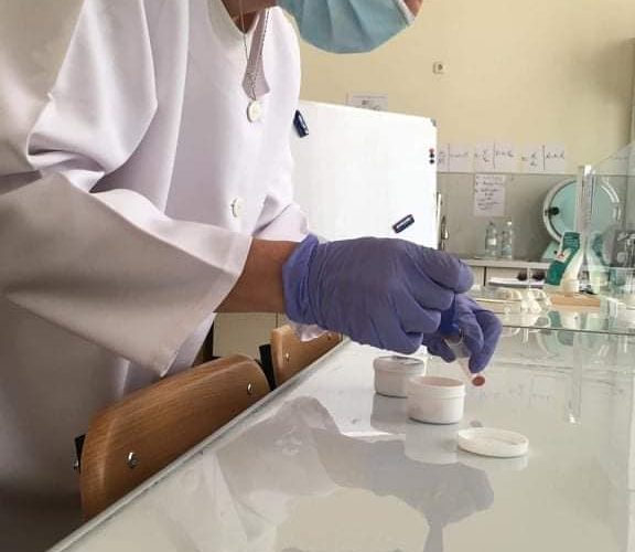 ფარმაციის სტუდენტები SBA-ის ლაბორატორიაში გადიან სწავლებას