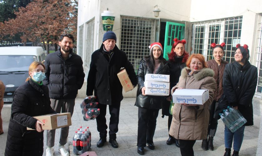 აკადემიის პერსონალმა საქართველოს უსინათლოთა კავშირის სოციალურად დაუცველ წევრებს აკადემიის სახელით საახალწლო ნობათი გადასცა